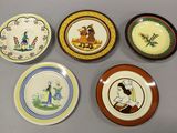 plusieurs assiettes aux motifs variés posées sur une table