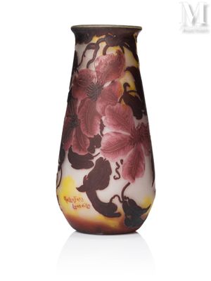 un vase avec un motif floral posé sur une table