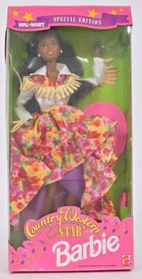 une poupée Barbie dans une boîte, avec une jupe rose et un haut jaune