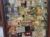 une vitrine contenant de nombreux objets