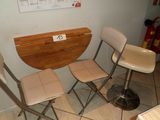 trois chaises et une table dans le coin d'une pièce