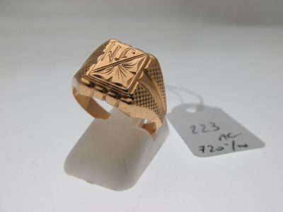 une image représentant une bague-sceau en or ornée d'un diamant au centre
