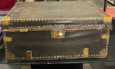 une vieille malle posée sur une table dans un magasin