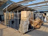 beaucoup de cartons empilés dans un entrepôt