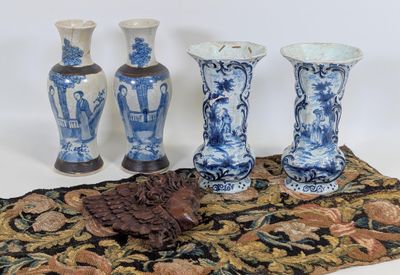 trois vases posés sur un tapis, sur une table