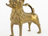 figurine en bronze représentant un chien coiffé d'une couronne