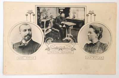 une vieille photo en noir et blanc montrant deux hommes et une femme dans un salon