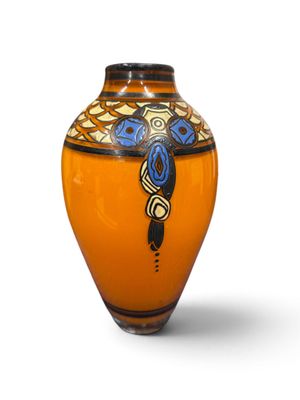 un vase orange orné d'un motif bleu et jaune