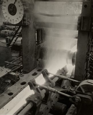 photographie en noir et blanc d'une machine qui dégage beaucoup de fumée