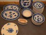 beaucoup d'assiettes et de bols bleus et blancs sur la table