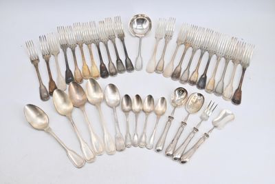 un grand nombre de cuillères et de fourchettes disposées en cercle