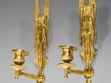 paire de bougeoirs anciens en laiton représentant des anges