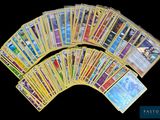 gros plan d'un paquet de cartes pokemon sur une table