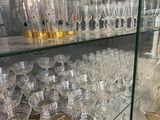de nombreux verres et bouteilles sur les étagères du magasin