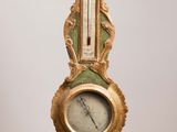 une horloge accrochée au mur