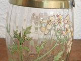 un bocal en verre orné de fleurs, posé sur une table