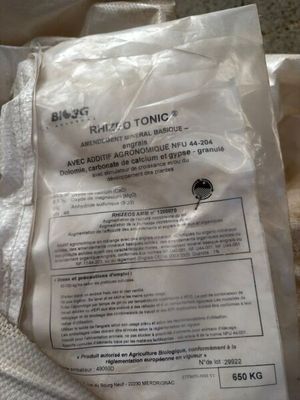 un sac muni d'une étiquette, posé sur une table