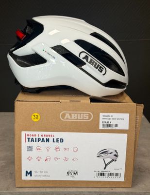 une image représentant un casque blanc posé sur une boîte en carton
