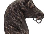 une statue représentant un cheval avec un anneau dans la bouche