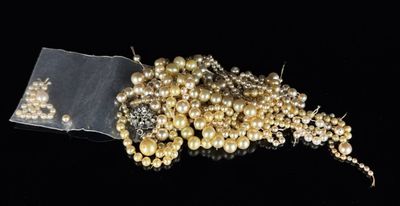 Réunion de six colliers de perles synthétiques, en partie à …