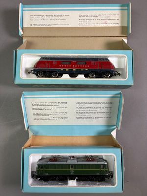 deux boîtes empilées l'une sur l'autre, sur lesquelles figure un train rouge et noir