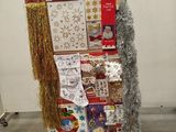 un réfrigérateur recouvert de cartes de Noël et de décorations, posé sur une palette