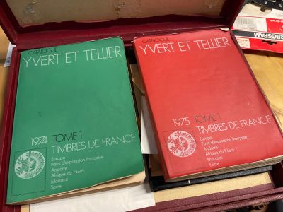 trois livres posés dans une valise sur une table