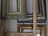 de nombreuses montures de différentes couleurs dans une boîte contenant un miroir