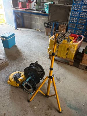 une photo d'une pièce remplie d'outils et de matériel
