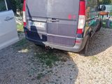 une camionnette garée à côté d'une camionnette blanche