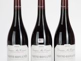 trois bouteilles de vin sont alignées sur une surface blanche