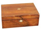 une petite boîte en bois contenant une clé