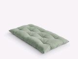 une image représentant un matelas futon vert sur fond blanc
