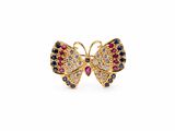une paire de boucles d'oreilles en forme de papillon ornées de saphirs et de rubis