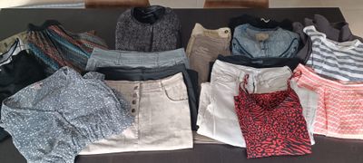 de nombreux vêtements étalés sur une table