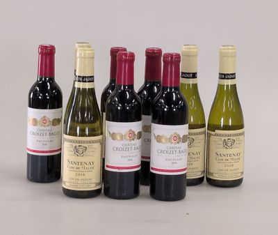 plusieurs bouteilles de vin sont alignées sur une table