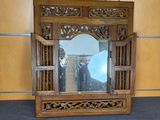 un miroir qui est assis sur le sol devant un miroir