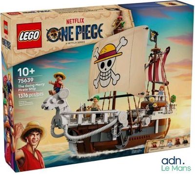 Le bateau pirate Lego se trouve dans la boîte posée sur la plage.