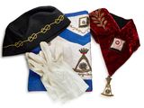 Deux bonnets, des gants et une écharpe sont posés sur une table
