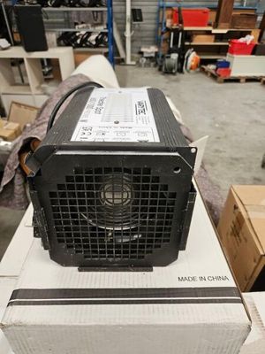 une caisse surmontée d'un ventilateur, dans un entrepôt