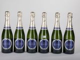 six bouteilles de vin mousseux alignées les unes à côté des autres