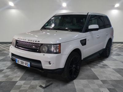 une photo d'un Land Rover blanc garé dans un garage