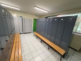 une rangée de casiers au milieu d'une pièce