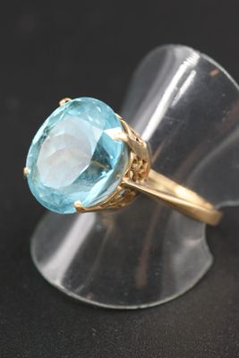 une image d'une bague sertie d'une topaze bleue