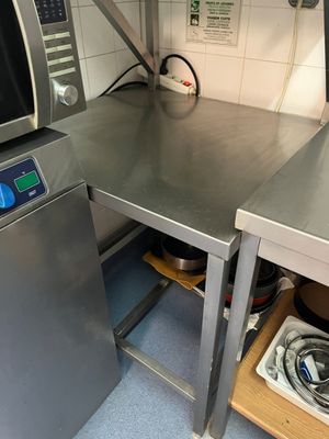 un micro-ondes et un lave-vaisselle dans une petite cuisine