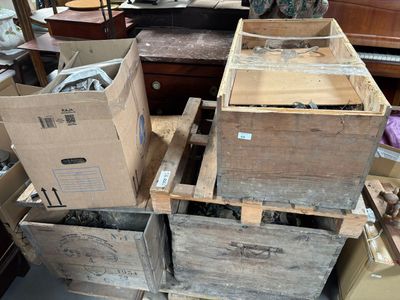 de nombreuses boîtes empilées dans une pièce