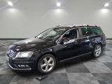 La Volkswagen Passat break est garée dans une grande pièce