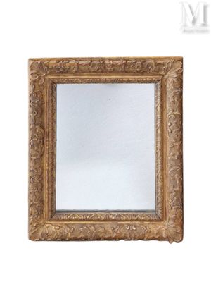 un gros plan d'un miroir posé sur une surface blanche, avec un fond blanc