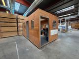 un petit bâtiment situé à l'intérieur d'un entrepôt