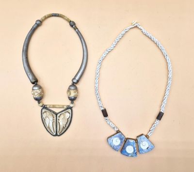 VINTAGE Années 80 / Ensemble de 2 colliers composite : 1°) b…